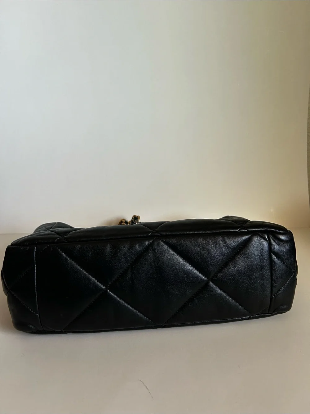 CHANEL Black Quilted Leather Shoulder Bag with Gold Chain CC